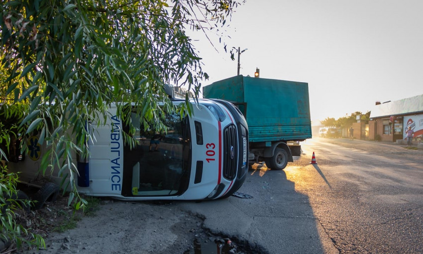 ДТП в Днепре: на перекрестке столкнулись грузовик и скорая помощь 