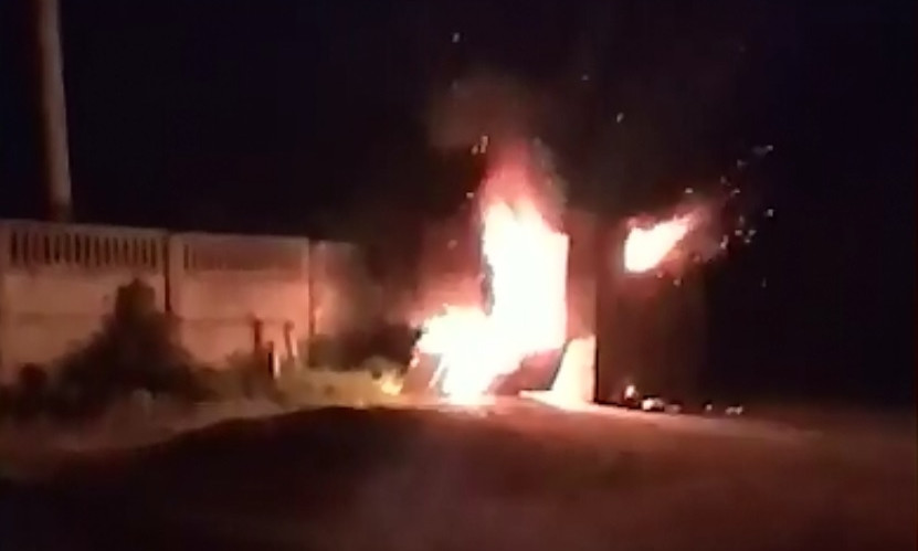 Пожар в Днепре: догхантеры подожгли домик для собак 