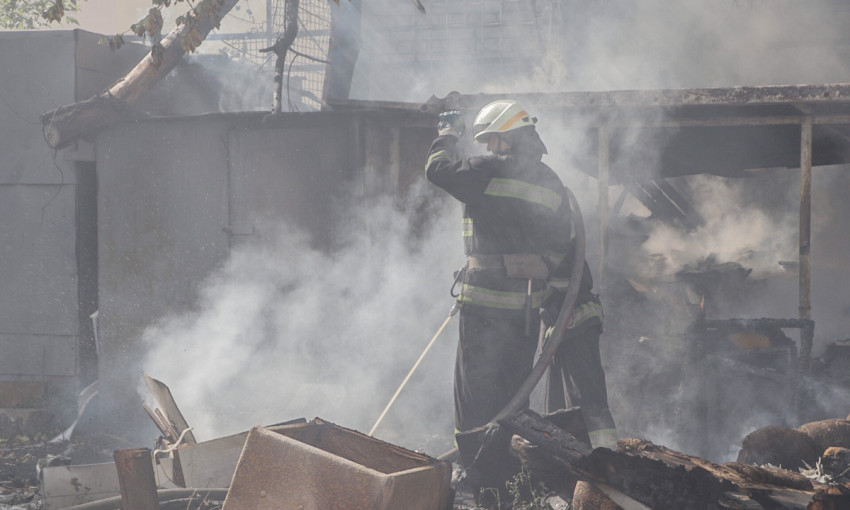 В Днепре сотрудники ГСЧС тушили пожар возле школы №46 