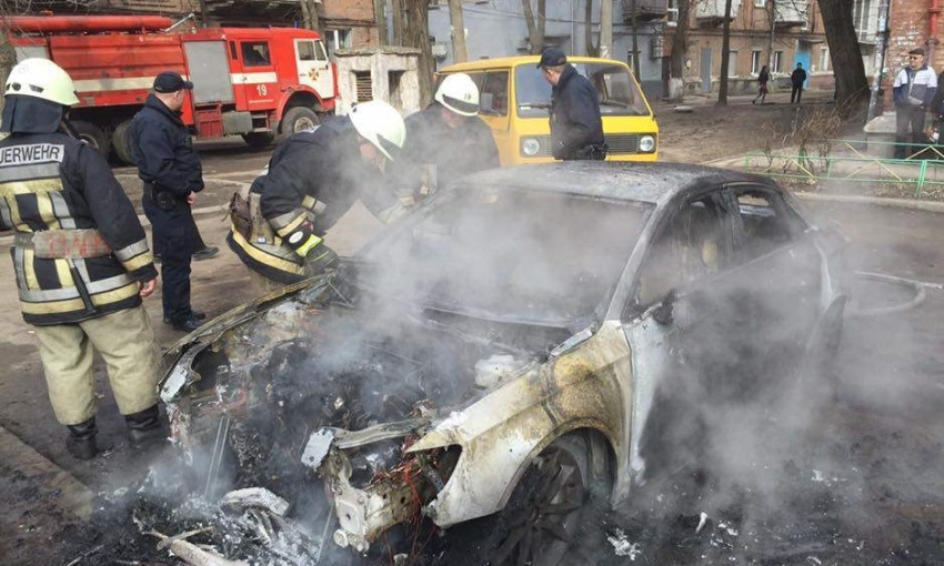 "Подарок" на восьмое марта: жительнице Днепра сожгли автомобиль 