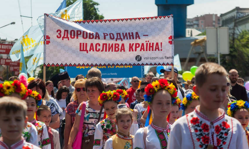 Семейный Днепр: горожане устроили парад в защиту традиционных семейных ценностей