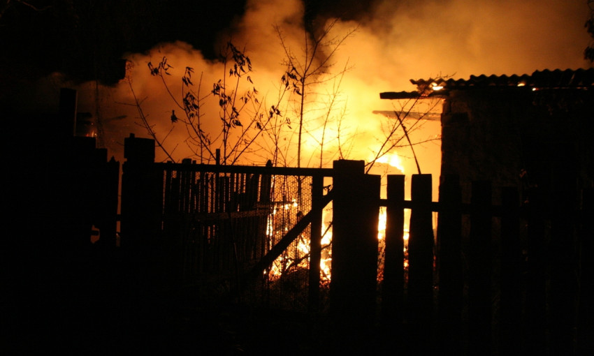 Пожар на Днепропетровщине: сотрудники ГСЧС тушили 20 сараев 