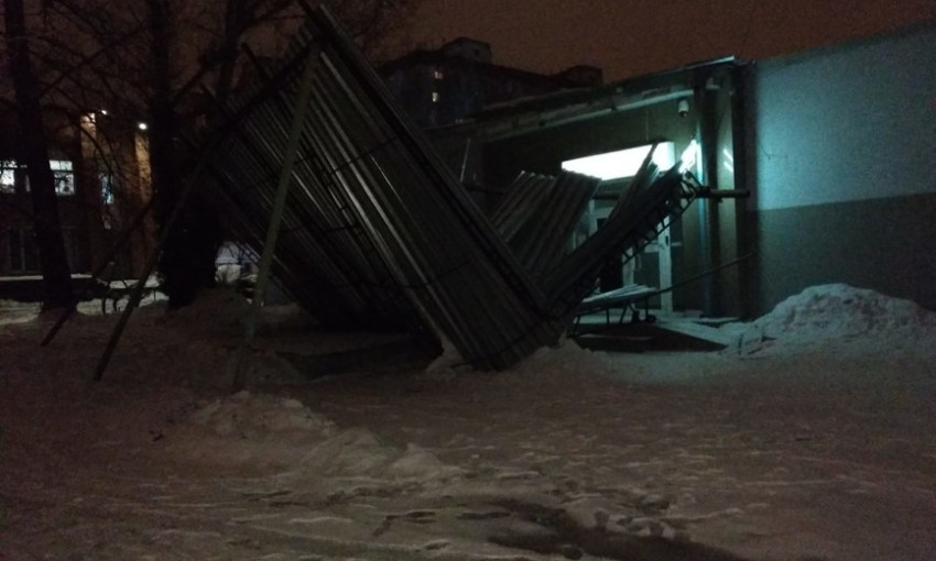 В Днепре из-за снега обвалился навес медицинского центра