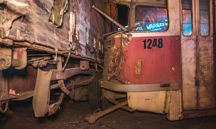 ДТП в Днепре: на дороге столкнулись трамвай и фура 