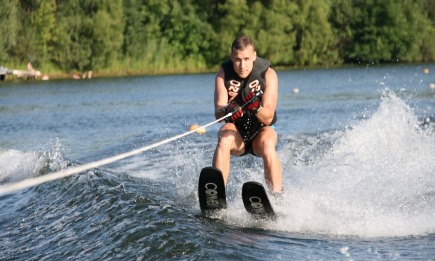 В Днепре прошли соревнования по водным лыжам 