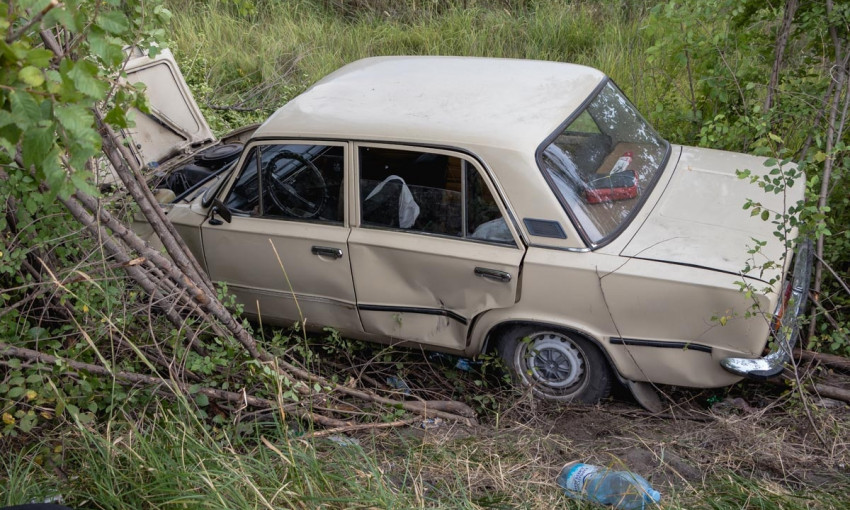 ДТП в Днепре: на Донецком шоссе ВАЗ вылетел в кювет