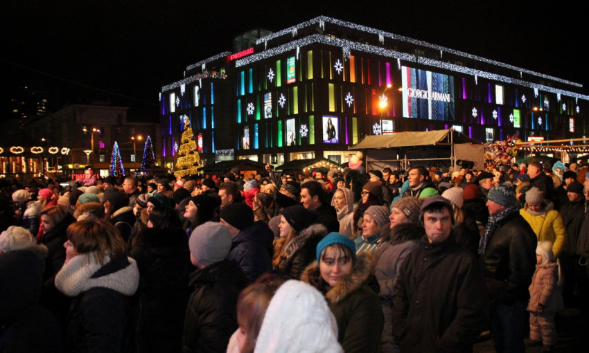 В ожидании Нового Года: днепряне собрались на площади Героев Майдана