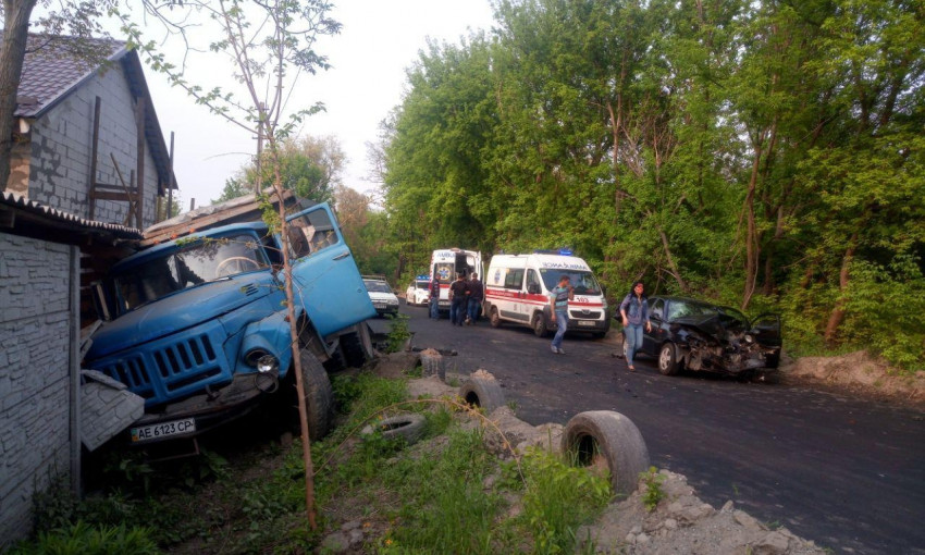 ДТП в Днепре: на дороге столкнулись ЗИЛ и такси Daewoo с детьми 