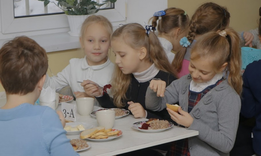 В Днепре родители решили узнать, чем кормят школьников 