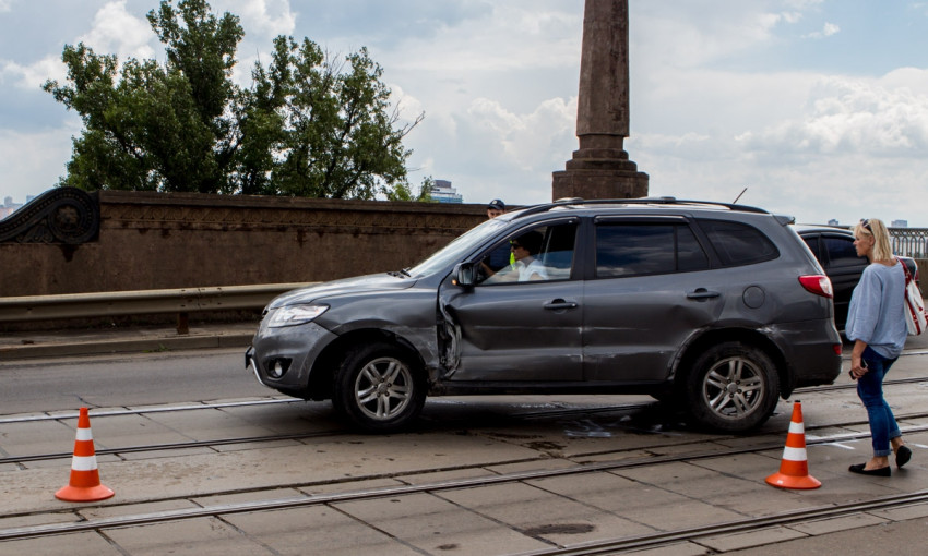 ДТП в Днепре: на Амурском мосту столкнулись Hyundai и Suzuki