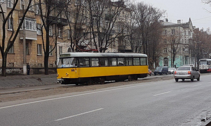 ЧП в Днепре: на проспекте Мазепы трамвай сошел с рельсов