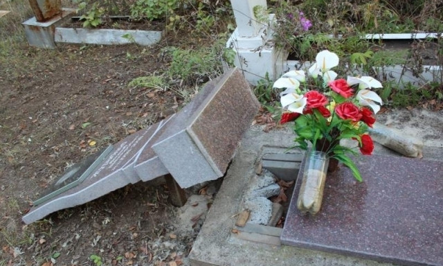 На Днепропетровщине вандал разграбил кладбище 