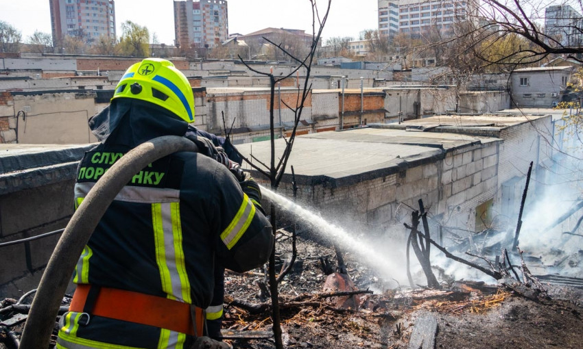 В Днепре сотрудники ГСЧС тушили пожар во дворе частного дома
