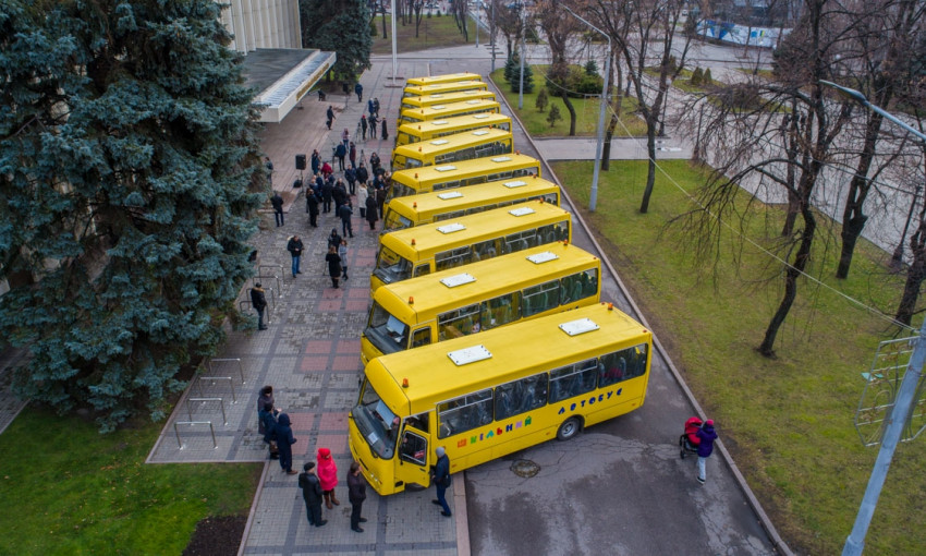 Днепропетровской области передали 11 школьных автобусов