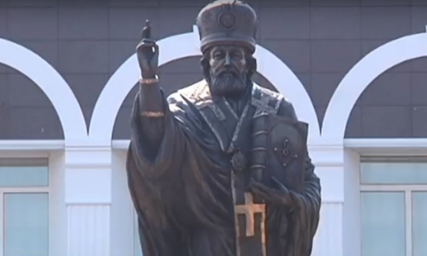 На Днепропетровщине установили скульптуру святого Николая 