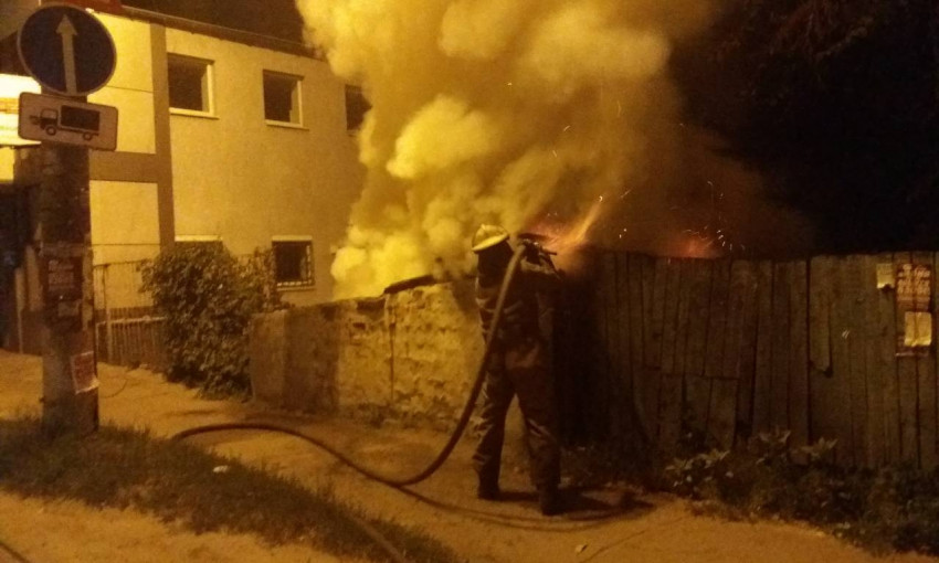 Пожар на Днепропетровщине: сотрудники ГСЧС тушили сарай 