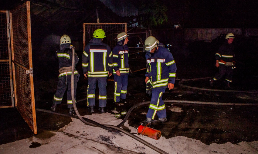 Пожар в Днепре: сотрудники ГСЧС тушили складское помещение 
