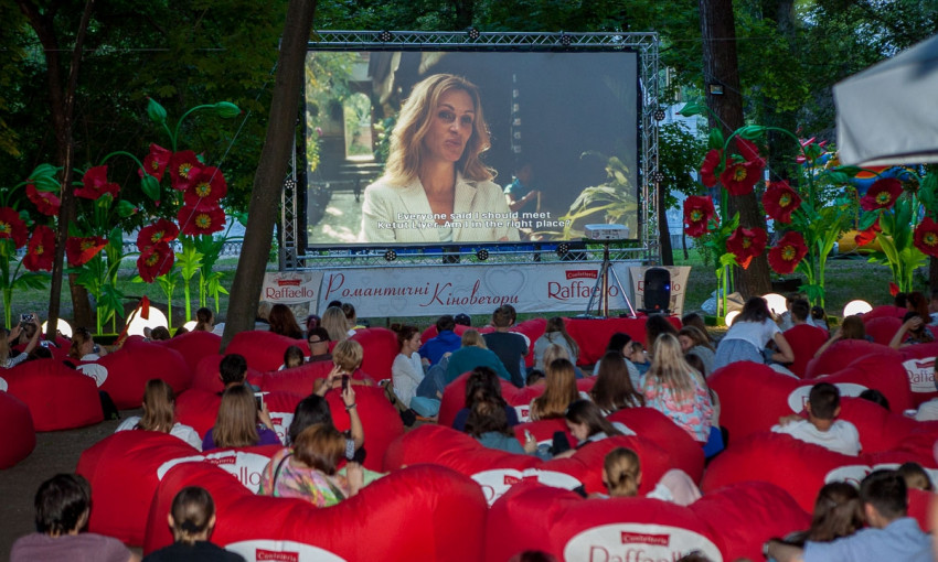 Кино в Днепре: горожане устроили бесплатный кинотеатр под открытым небом 