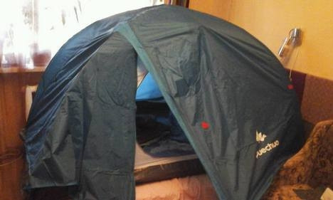 Днепрянин прячется от холода в палатке 