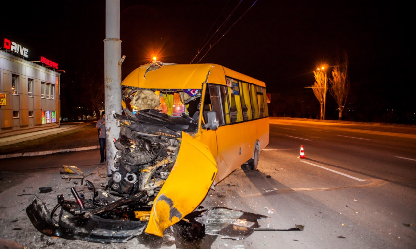 ДТП в Днепре: маршрутный микроавтобус врезался в электроопору 