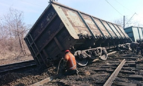 Авария на Днепропетровщине: грузовой поезд сошел с рельсов