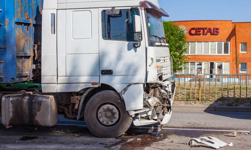ДТП в Днепре: на дороге столкнулись грузовая фура и мусоровоз 