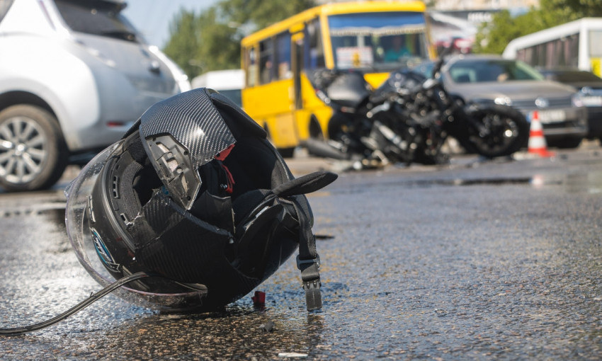 ДТП в Днепре: на дороге автомобиль столкнулся с мотоциклом 