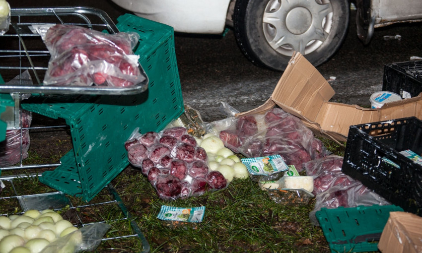 "Овощное" ДТП в Днепре: из грузовика выпали продукты 
