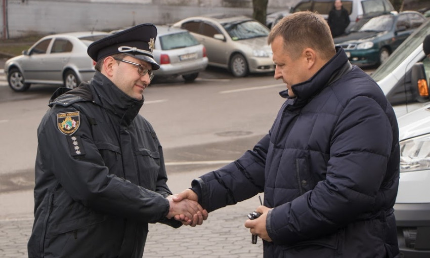 Борис Филатов презентовал полиции новые микроавтобусы