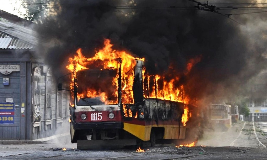 Днипровские полицейские потушили пожар в трамвае