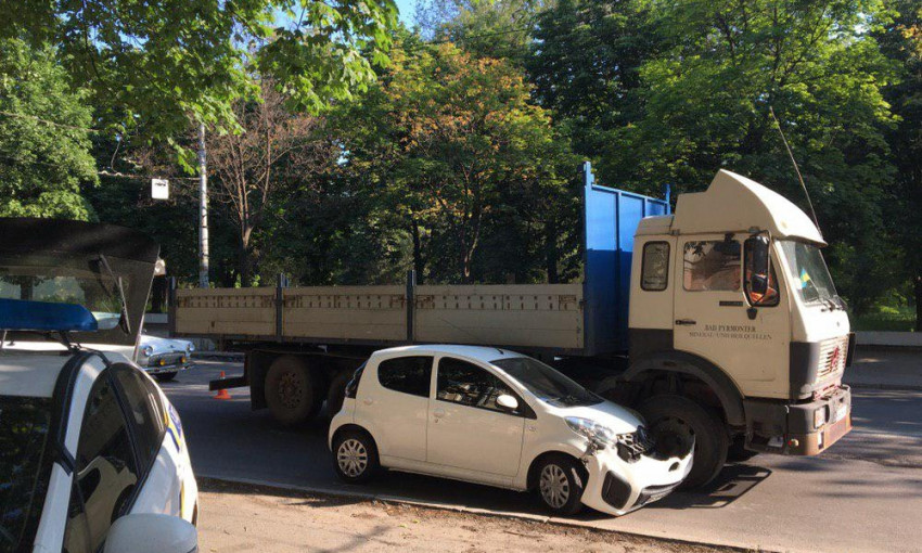 ДТП в Днепре: на проспекте Нигояна столкнулись грузовик и Citroen