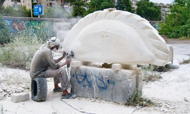 В Днепре скульпторы создают памятник варенику 