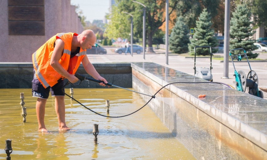 Чистый Днепр: как чистят городские фонтаны 