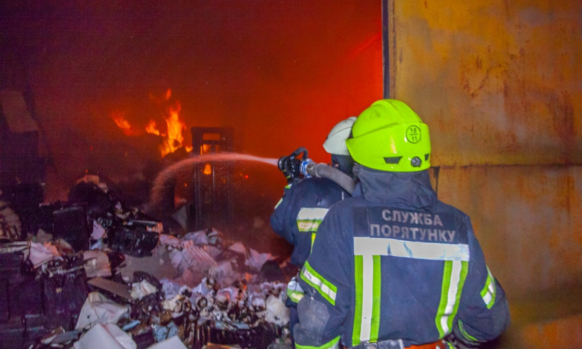 Пожар в Днепре: сотрудники ГСЧС тушили склад и предприятие