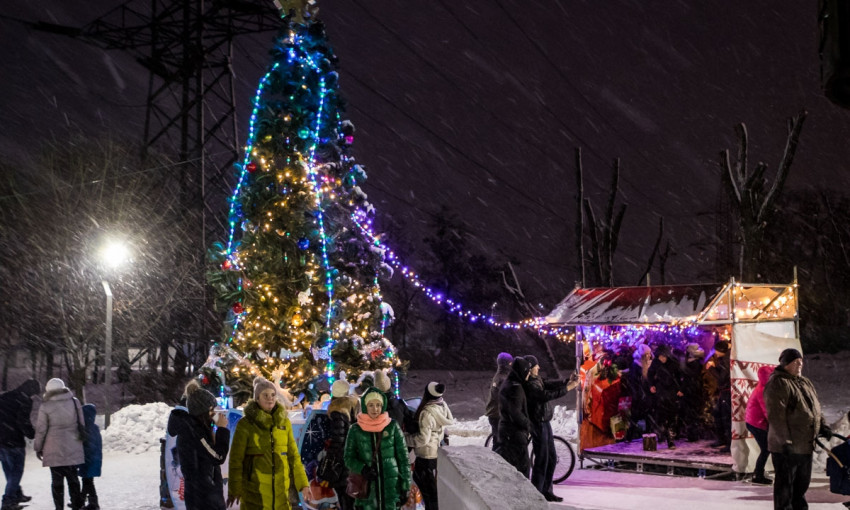 Новогодний Днепр: в Новокодакском парке открыли главную елку