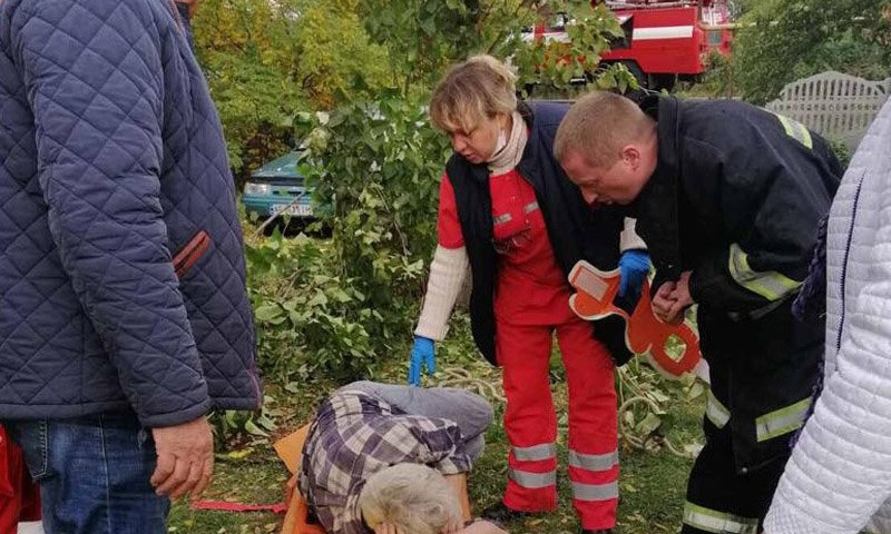 На Днепропетровщине спасатели вытаскивали мужчину из колодца