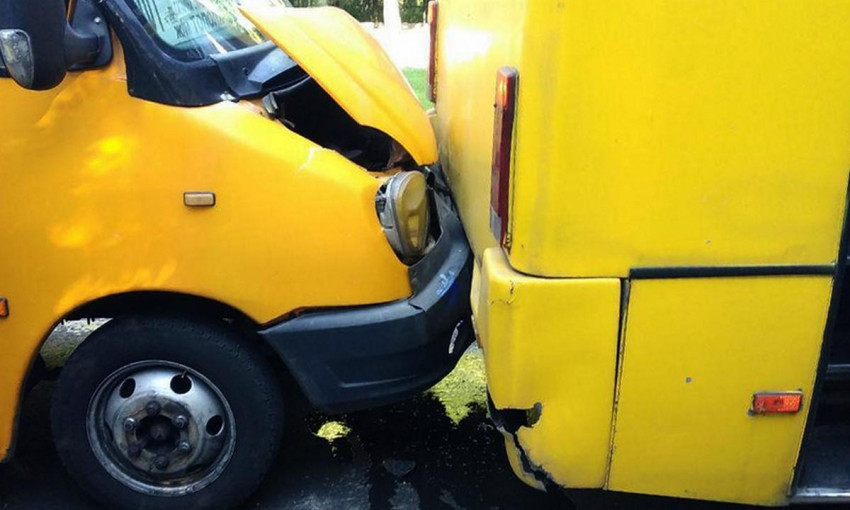 ДТП в Днепре: у пассажирки маршрутного такси треснула челюсть 