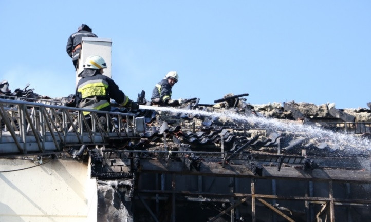 Пожар под Днепром: сотрудники ГСЧС тушили дом в Слобожанском