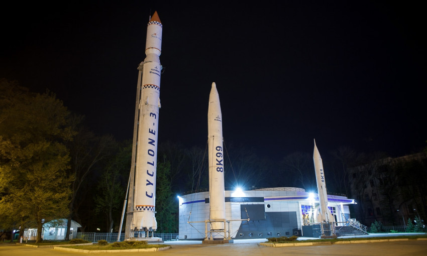 Космический Днепр: как ночью выглядит Парк ракет?