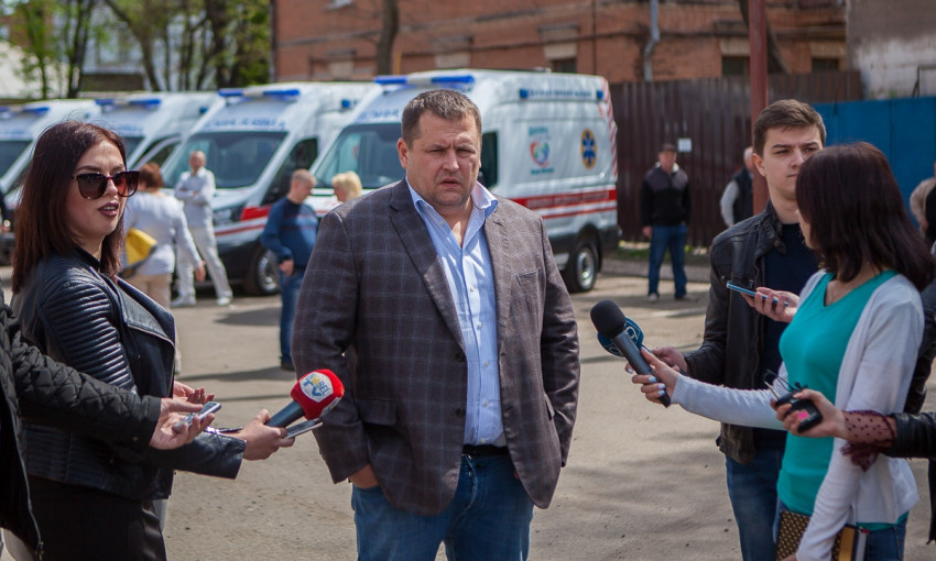 Новые кареты скорой помощи: Борис Филатов вручил ключи десяти водителям