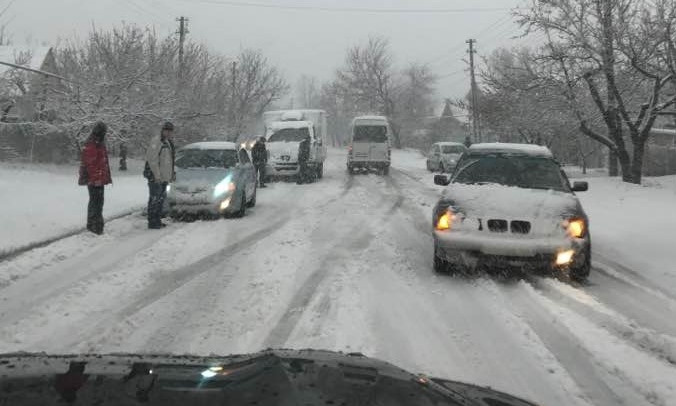 Снегопад в Днепре вызвал транспортный коллапс 