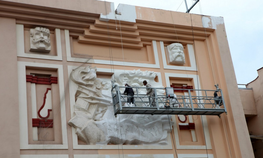 В Днепре ремонтируют фасад театра Шевченко