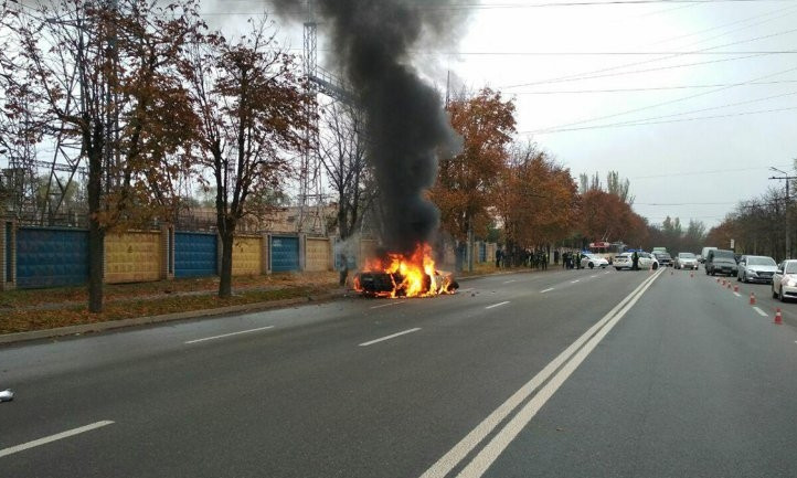 ДТП на Днепропетровщине: автомобиль протаранил дерево и взорвался 
