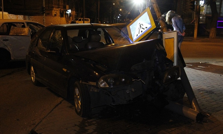 ДТП в Днепре: на перекрестке столкнулись два авто