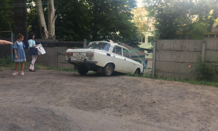 ДТП в Днепре: автомобиль врезался в забор 