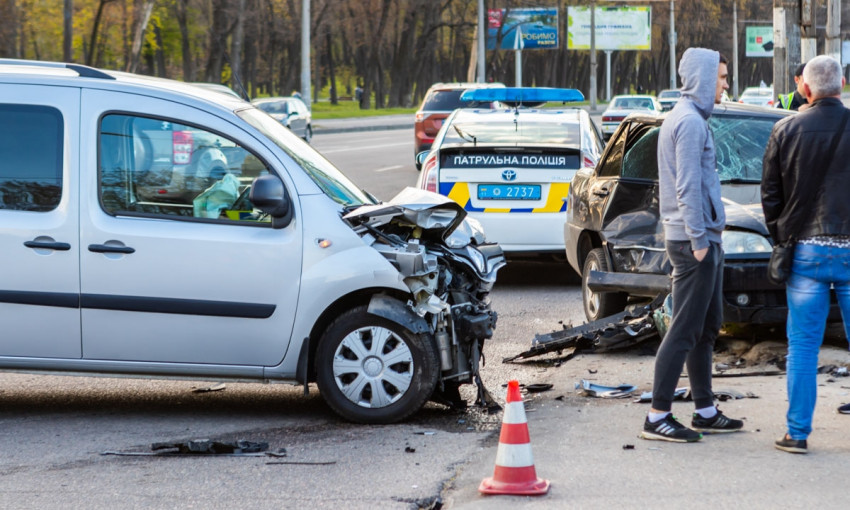 ДТП в Днепре: на Запорожском шоссе столкнулись Chery и Renault