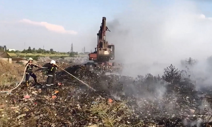 Пожар на Днепропетровщине: сотрудники ГСЧС тушили свалку