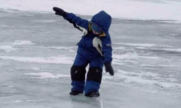 На Днепропетровщине дети играют в опасные игры на льду