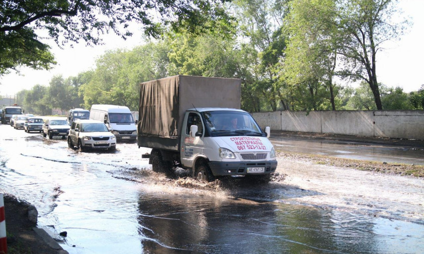Мокрый Днепр: на проспекте Нигояна прорвало трубопровод 