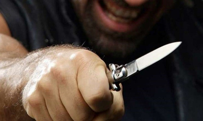 На Днепропетровщине мужчина с ножом угрожал семейной паре 